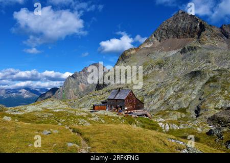 Blick auf Adolf Noßberger Hütte und den Gipfel des Petzeck im Gradental-Tal im Untergebiet der Schober-Gruppe von Hohe Tauern in Zentral-Easte Stockfoto