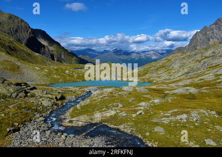 Blick auf den Bergsee Mittersee im Gradentall-Tal im Untergebiet der Schober-Gruppe von Hohe Tauern in den Mittelöstlichen Alpen, Kärnten, Österreich und Gradenbac Stockfoto