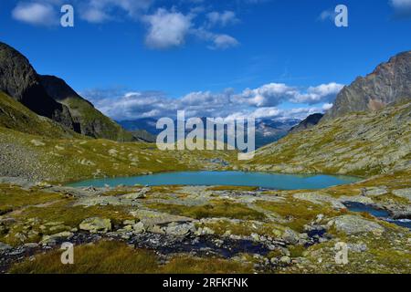 Malerischer Blick auf den Bergsee Mittersee im Gradentall-Tal im Untergebiet der Schober-Gruppe von Hohe Tauern in den Mittelöstlichen Alpen, Kärnten, Österreich und Mo Stockfoto