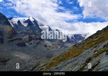 Blick auf den Gipfel des Großglockner-Berges im Untergebiet der Glockner-Gruppe der Hochtauern in den österreichischen Mittelalpen, Kärnten, Österreich Stockfoto