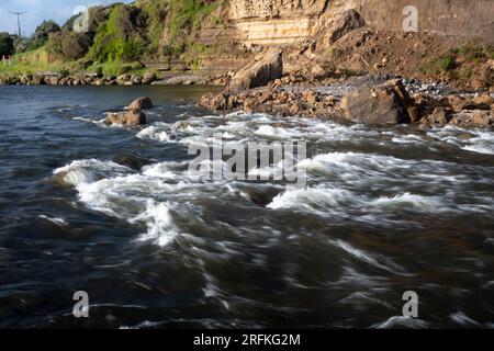 Turbulentes Wasser im Bach, Kaupokonui Beach, Taranaki, Nordinsel, Neuseeland Stockfoto