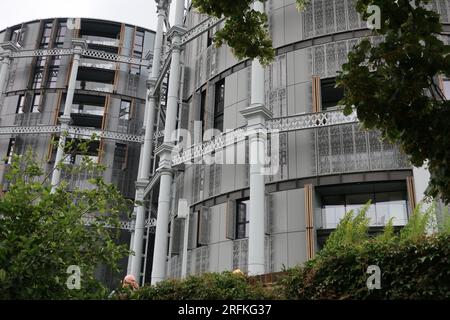 Innovative Architektur und Hochhausleben im Londoner Stadtzentrum: Eine moderne Wohnanlage, die in den kreisförmigen viktorianischen Gashalterringen errichtet wurde. Stockfoto