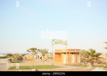 RIMINI, ITALIEN - 15. MAI 2022: Blick auf die Strandzone in Rimini Stockfoto