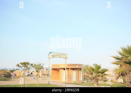 RIMINI, ITALIEN - 15. MAI 2022: Blick auf die Strandzone in Rimini Stockfoto