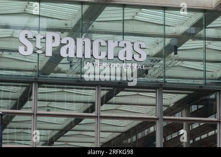 Nahaufnahme eines Glasaufbaus des neu gestalteten St Pancras International Railway Station, Heimat des Eurostars, und des zentralen Londoner Bahnhofs. Stockfoto