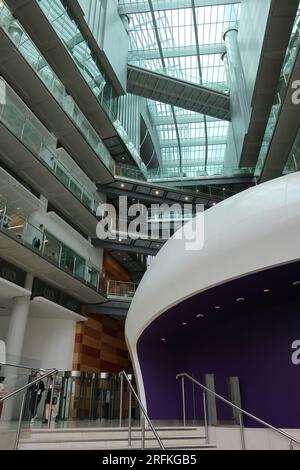 Blick auf das Innere des Francis Crick Institute in London, wo das gläserne Atrium der Mittelpunkt dieser medizinischen Forschungseinrichtung ist. Stockfoto