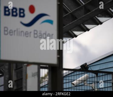 Berlin, Deutschland. 04. Aug. 2023. Eine Überwachungskamera ist am Eingang von Columbiabad zu sehen. Nach Gewalttaten und Schrammen auch in der Kolumbiabad werden die ein- und Ausgänge des Außenpools in Berlin-Neukölln seit heute per Video überwacht. Kredit: Paul Zinken/dpa/Alamy Live News Stockfoto