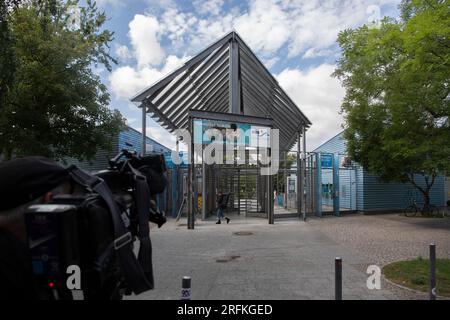 Berlin, Deutschland. 04. Aug. 2023. Eine Filmkamera eines Journalisten steht am Eingang zu Columbiabad. Nach Gewalttaten und Schrammen auch in der Kolumbiabad werden die ein- und Ausgänge des Freiluft-Swimmingpools in Berlin-Neukölln seit heute per Video überwacht. Kredit: Paul Zinken/dpa/Alamy Live News Stockfoto