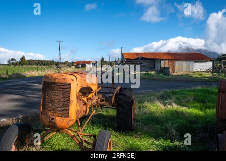 Traktor, Bauernhöfe und Mount Taranaki, Nordinsel, Neuseeland Stockfoto