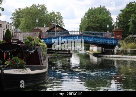 Die blaue Brücke bei Little Venice in West-London, die von einem Schmalboot aus gesehen wurde, das den Regent's Canal entlang segelt. Stockfoto