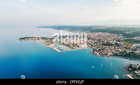 Draufsicht auf Zadar, Kroatien. Wohnviertel mit mehreren Gebäuden, Seehafen mit verankerten Booten an der Adriaküste, Natur Stockfoto