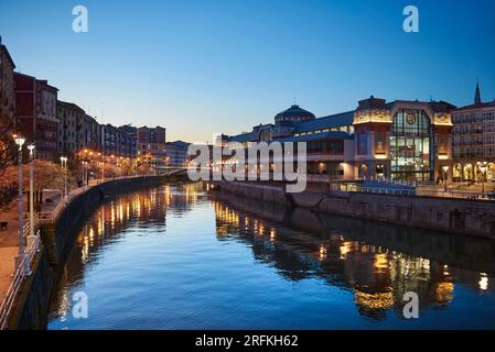 Blick auf den Fluss Nervion und den Rivera-Markt am Abend, Bilbao, Biskaya, Baskenland, Euskadi, Euskal Herria, Spanien, Europa. Stockfoto