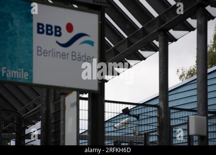 Berlin, Deutschland. 04. Aug. 2023. Eine Überwachungskamera ist am Eingang von Columbiabad zu sehen. Nach Gewalttaten und Schrammen auch in der Kolumbiabad werden die ein- und Ausgänge des Außenpools in Berlin-Neukölln seit heute per Video überwacht. Kredit: Paul Zinken/dpa/Alamy Live News Stockfoto