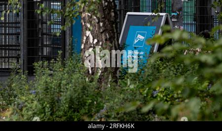 Berlin, Deutschland. 04. Aug. 2023. Diese Informationstafel befindet sich am Eingang zu Columbiabad. Nach Gewalttaten und Schrammen auch in der Kolumbiabad werden die ein- und Ausgänge des Außenpools in Berlin-Neukölln seit heute per Video überwacht. Kredit: Paul Zinken/dpa/Alamy Live News Stockfoto