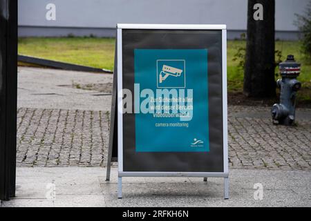 Berlin, Deutschland. 04. Aug. 2023. Diese Informationstafel befindet sich am Eingang zu Columbiabad. Nach Gewalttaten und Schrammen auch in der Kolumbiabad werden die ein- und Ausgänge des Außenpools in Berlin-Neukölln seit heute per Video überwacht. Kredit: Paul Zinken/dpa/Alamy Live News Stockfoto