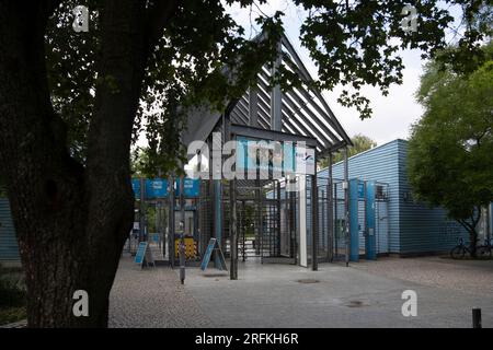 Berlin, Deutschland. 04. Aug. 2023. Blick auf die Kolumbiabad. Nach Gewalttaten und Schrammen auch in der Kolumbiabad werden die ein- und Ausgänge des Außenpools in Berlin-Neukölln seit heute per Video überwacht. Kredit: Paul Zinken/dpa/Alamy Live News Stockfoto