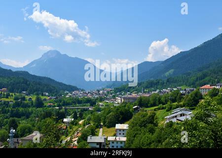 Blick auf die Stadt Tai di Cadore in der Region Veneto und die Provinz Belluno in Italien und den Berg Monte Zucco Stockfoto