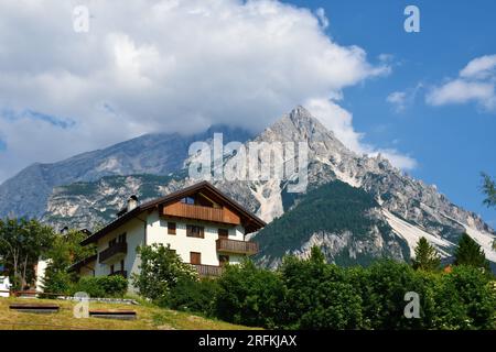 Haus im Dorf San Vito di Cadore unter dem Berg Monte Antelao in den Dolomiten in der Region Veneto und der Provinz Belluno in Italien Stockfoto