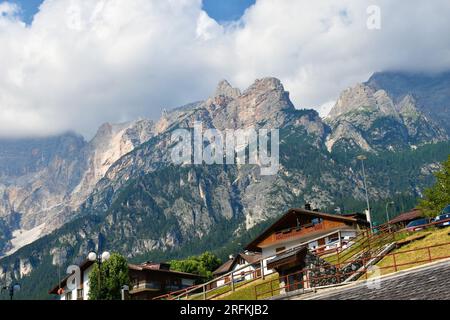 Gebäude im Dorf San Vito di Cadore in der Region Venetien und in der Provinz Belluno in Italien verbergen majestätische Berggipfel in den Dolomiten Stockfoto