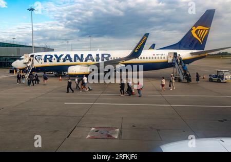 Blick durch Flugzeugfenster Ryanair Boeing 737-8AS Flugzeug 9H-QAV London Stansted Airport, Essex, England, Großbritannien Stockfoto