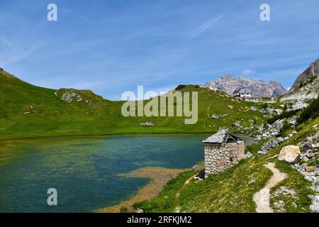 Blick auf den Valparola-See und den Refugio Passo Valparola in der Region Veneto und die Provinz Belluno in Italien und Cima Centurines Stockfoto