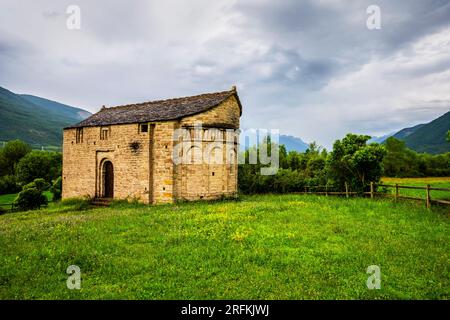 Mozarabisch-romanische Kirche San Juan de Busa (Route der Kirchen von Serralbo), Aragonesische Pyrenäen, Spanien. Stockfoto