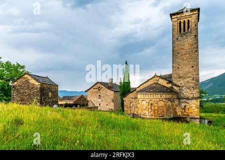 Romanischer Chucrch von San Pedro, Juwel der Architektur im Gletschertal des Serrablo. Mittelalterliches Dorf Larrede, Aragonesische Pyrenäen, Spanien. Stockfoto