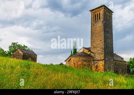 Romanischer Chucrch von San Pedro, Juwel der Architektur im Gletschertal des Serrablo. Mittelalterliches Dorf Larrede, Aragonesische Pyrenäen, Spanien. Stockfoto