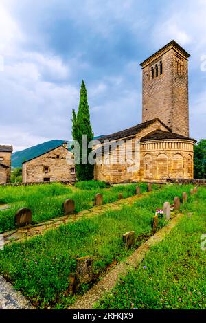 Romanischer Chucrch von San Pedro, Juwel der Architektur im Gletschertal des Serrablo. Mittelalterliches Dorf Larrede, Aragonesische Pyrenäen, Spanien. Stockfoto