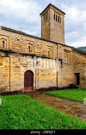 Romanischer Chucrch von San Pedro, Juwel der Architektur im Gletschertal des Serrablo. Mittelalterliches Dorf Larrede, Aragonesische Pyrenäen, Spanien. Stockfoto