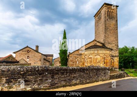 Romanischer Chucrch von San Pedro, Juwel der Architektur im Gletschertal des Serrablo. Mittelalterliches Dorf Larrede, Aragonesische Pyrenäen, Spanien. Stockfoto