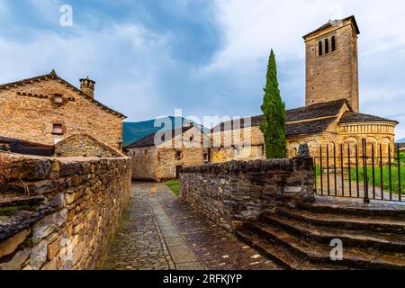 Romanischer Chucrch von San Pedro, Juwel der Architektur im Gletschertal des Serrablo. Mittelalterliches Dorf Larrede, Aragonesische Pyrenäen, Spanien. Stockfoto