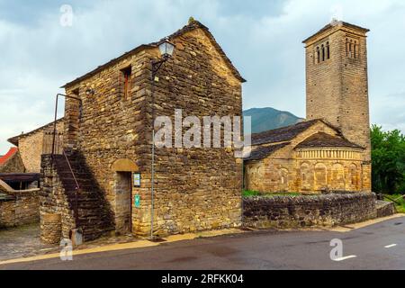 Romanischer Chucrch von San Pedro, Juwel der Architektur im Gletschertal des Serrablo. Mittelalterliches Dorf Larrede, Aragonesische Pyrenäen, Spanien. Stockfoto