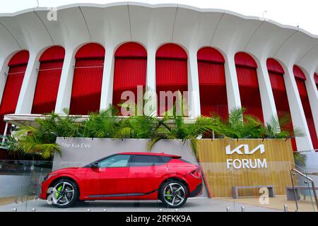 Inglewood (Los Angeles), Kalifornien – 10. Juni 2023: KIA FORUM (das Forum), eine Mehrzweck-Hallenarena mit Ausstellung des KIA EV6 Electric Car Stockfoto