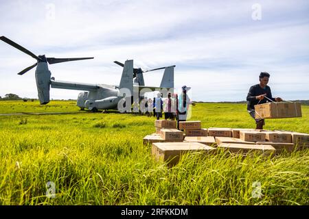 Basco, Philippinen. 03. Aug. 2023. Philippinische Freiwillige helfen, Hilfsgüter aus den USA zu entladen Marine Corp MV-22B Osprey Aircraft in the After Taifun Egay, 3. August 2023 auf Fuga Island, Philippinen. Der Hurrikan der Kategorie 4 weht mit 140 km/h über einen Teil der Philippinen und tötet mindestens 26 Menschen und verursacht weitreichende Schäden. Kredit: CPL. Sean Potter/US Army/Alamy Live News Stockfoto