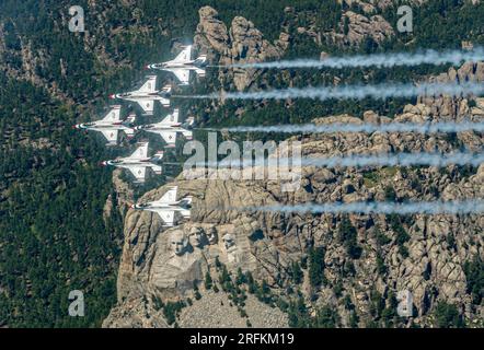 Keystone, Usa. 31. Juli 2023. Die US Air Force Air Demonstration Squadron Thunderbirds fliegen über das Mount Rushmore National Memorial nach ihrer Rückkehr von einer Flugshow in Sioux Falls, 31. Juli 2023 in der Nähe von Keystone, South Dakota. Kredit: SSGT. Dakota Carter/US Air Force/Alamy Live News Stockfoto