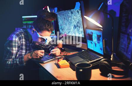 Frau, Computertechniker und Hauptplatine mit Schaltkreis, Elektronik oder Lötkolben mit Schutzbrille im Labor. Informationstechnologie, Wartung und Stockfoto