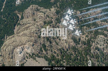 Keystone, Usa. 31. Juli 2023. Die US Air Force Air Demonstration Squadron Thunderbirds fliegen über das Mount Rushmore National Memorial nach ihrer Rückkehr von einer Flugshow in Sioux Falls, 31. Juli 2023 in der Nähe von Keystone, South Dakota. Kredit: SSGT. Dakota Carter/US Air Force/Alamy Live News Stockfoto