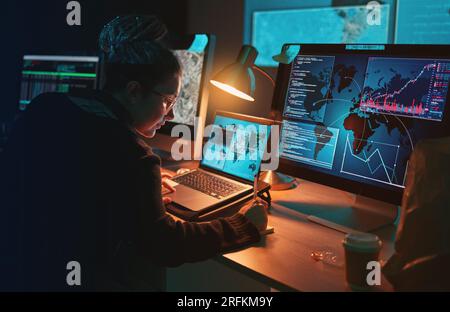 Cybersicherheit, Frau und Schreiben globaler Standortinformationen mit Kartengrafik für Phishing- und Hackerdaten. Cyberkriminalität, Mitarbeiter und Technologie für Firewall Stockfoto