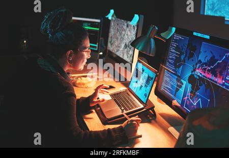 Cybersicherheit, Frau und Computer mit globalen Informationen mit Kartengrafik für Phishing- und Hackerdaten. Cyberkriminalität, Mitarbeiter und Technologie für Firewall Stockfoto