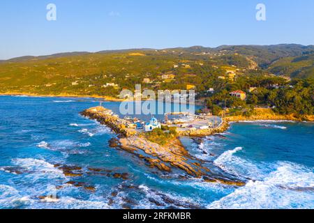 Luftdrohnenfoto des malerischen kleinen Dorfes Gialiskari, Insel Ikaria, Ägäis, Griechenland Stockfoto