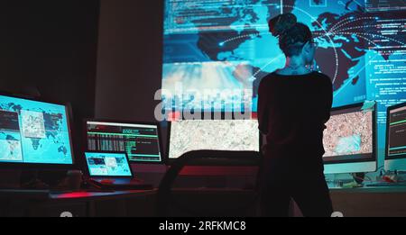 Cybersicherheit, Frau und Karte des globalen Netzwerks für Phishing, Ransomware und Cyber-Terrorismus. Karten, digitale Datenbank und IT in dunklen Räumen für Stockfoto