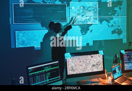 Präsentation zu Cybersicherheit, Frauen und globalen Netzwerken für Phishing, Ransomware und Cyber-Suche. Karten, digitale Datenbank und IT-Mitarbeiter im Dunkeln für Stockfoto
