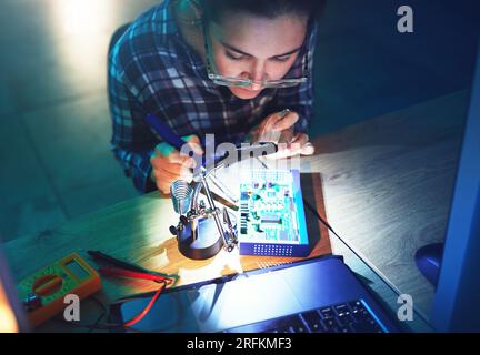 Frau, Techniker und Hauptplatine mit Mikrochip, Elektronik oder Lötkolben in der Draufsicht im Labor. Informationstechnologie, Leiterplatte oder Stockfoto