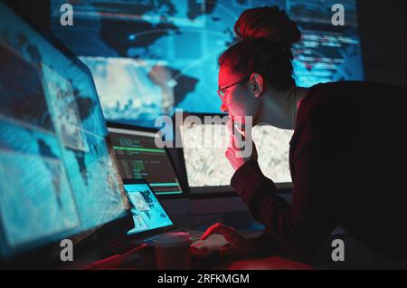 Cybersicherheit, Frau und Computer mit globalem Netzwerk für Phishing, Ransomware und Cyber-Suche. Karten, digitale Datenbank und IT-Mitarbeiter im Dunkeln für Stockfoto