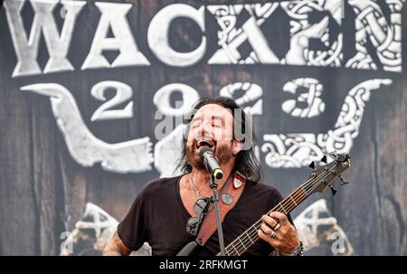 Wacken, Deutschland. 03. Aug. 2023. Marco Mendoza, ehemaliger Bassist der Bands Thin Lizzy und Whitesnake, ist auf der Bühne in Wacken. Kredit: Axel Heimken/dpa/Alamy Live News Stockfoto