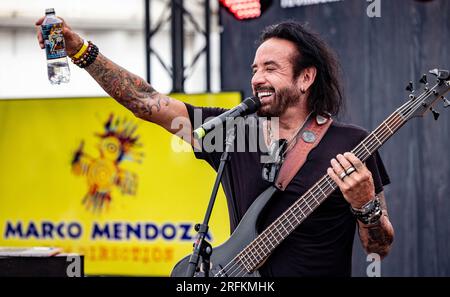 Wacken, Deutschland. 03. Aug. 2023. Marco Mendoza, ehemaliger Bassist der Bands Thin Lizzy und Whitesnake, ist auf der Bühne in Wacken. Kredit: Axel Heimken/dpa/Alamy Live News Stockfoto