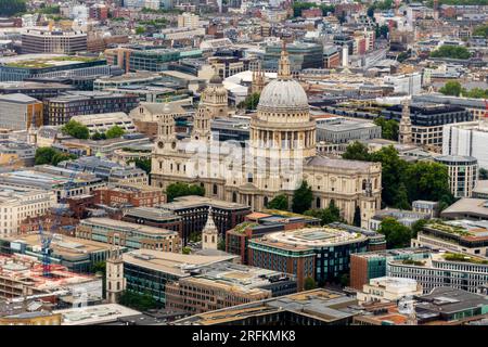 Londoner Stadtbild der St Paul's Cathedral und des Finanzviertels. Panoramablick auf die Skyline von London auf St. Pauls Kathedrale Kuppel, Stadtgebäude Stockfoto