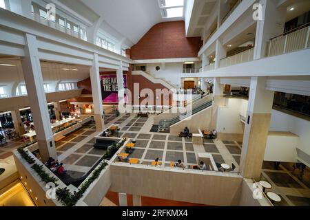 London, England, Großbritannien - 31. Juli 2022. Der Inneneingang der London British Library mit den Menschen, die die wunderschöne städtische Architektur der öffentlichen Bibliothek genießen. Stockfoto