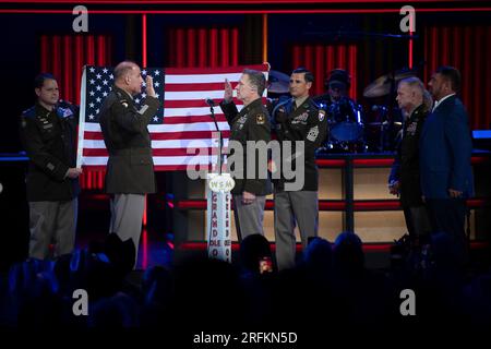 Nashville, Usa. 29. Juli 2023. Country-Musiker Craig Morgan, richtig, nimmt den Eid des Dienstes aus den USA ab Army General Andrew Poppas, Left, auf der Bühne der historischen Grand Ole Opry, 29. Juli 2023 in Nashville, Tennessee, USA. Der 59-jährige Sänger hat den Eid abgelegt und ist während seiner Show wieder in die Armeereserven eingetreten und wird als Kriegsoffizier dienen. Kredit: Lara Poirrier/U.S. Army Photo/Alamy Live News Stockfoto